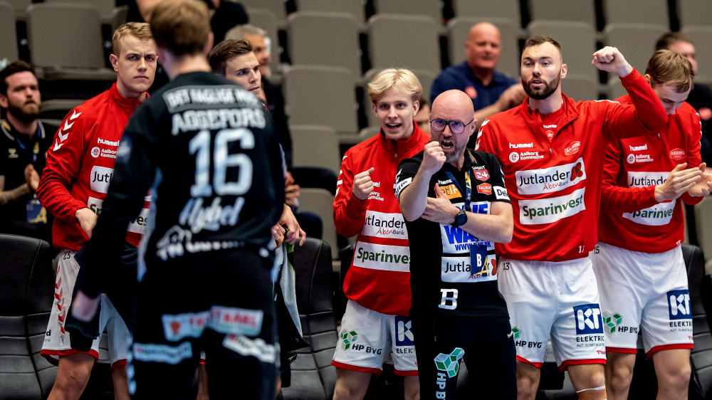 Faust geballt: Aalborgs Erfolgstrainer Stefan Madsen freut sich auf das Wochenende in Köln.