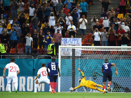 Hugo Lloris pariert den Elfmeter von Ricardo Rodriguez