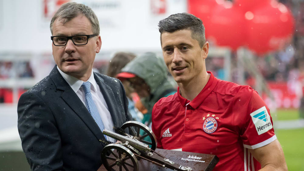 Stolzer Gewinner: Bayern-Torjäger Robert Lewandowski (r.) nimmt die Torjägerkanone von kicker-Chefredakteur Jörg Jakob entgegen.