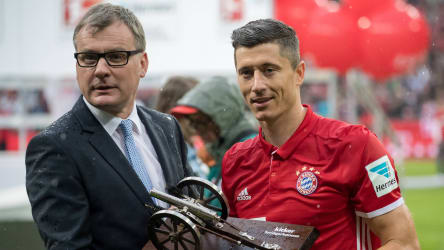 Bayern-Torjäger Robert Lewandowski (r.) nimmt die Torjägerkanone von kicker-Chefredakteur Jörg Jakob entgegen
