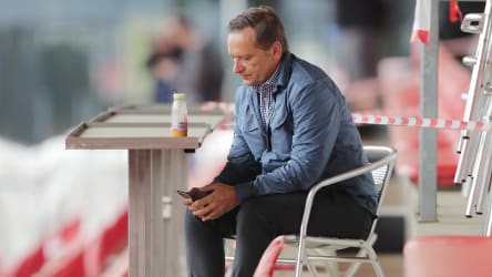 Instagram-Kontrolle: Horst Heldt hat die Spieler-Profile im Blick.