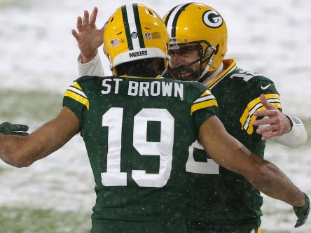 Equanimeous St. Brown wird von Aaron Rodgers beglückwünscht.