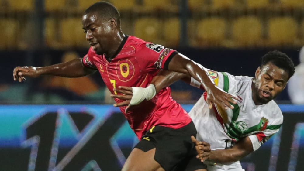 Umkämpft: Malis Lassana Coulibaly (rechts) lässt Angolas Moussa Doumbia vorbeiziehen.
