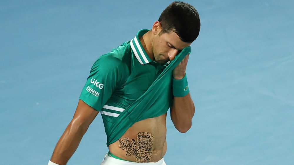 Deutlich zu sehen sind die Tapes, die Novak Djokovic bei den Australian Open wegen seiner Bauchmuskelverletzung benutzte.