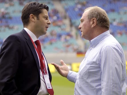 Man unterhielt sich: Christian Seifert und Uli Hoeneß.