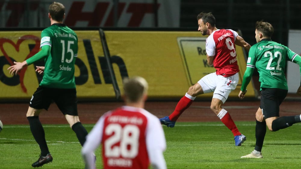 Fortuna Kölns Roman Prokoph (2. v. r.) erzielt die Führung gegen Preußen Münster.