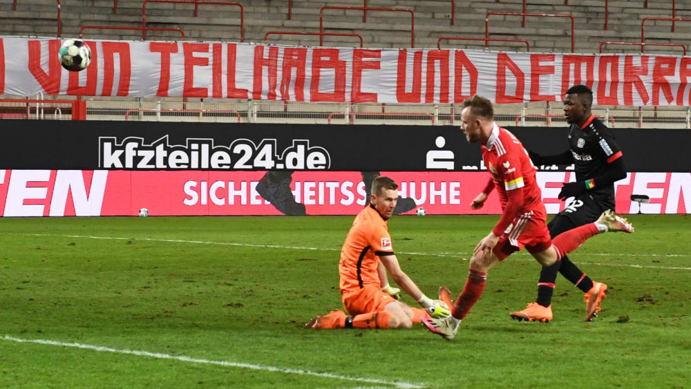 Entscheidende Szene: Cedric Teuchert (M.) trifft mit etwas Glück zum goldenen Tor gegen Leverkusen.
