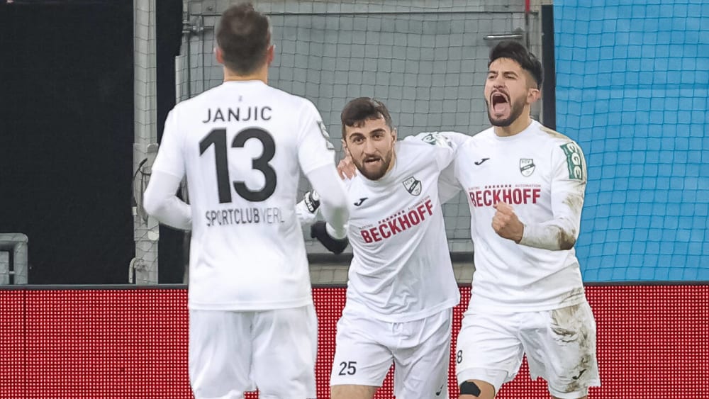 Gefeierter Mann im Lager des SC Verl: Joker Berkan Taz (Mitte).