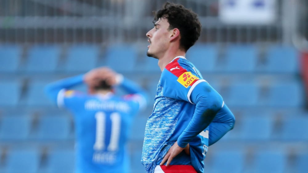 Zwei Treffer und doch kein Punkt: Kiels Janni Serra zeigte sich nach der 2:3-Niederlage gegen den KSC unzufrieden.