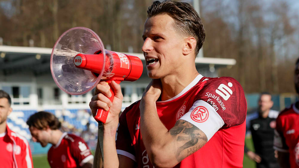 Essens Kapitän Michael Schultz bedankt sich nach dem Sieg bei Hoffenheim II bei den mitgereisten Fans.