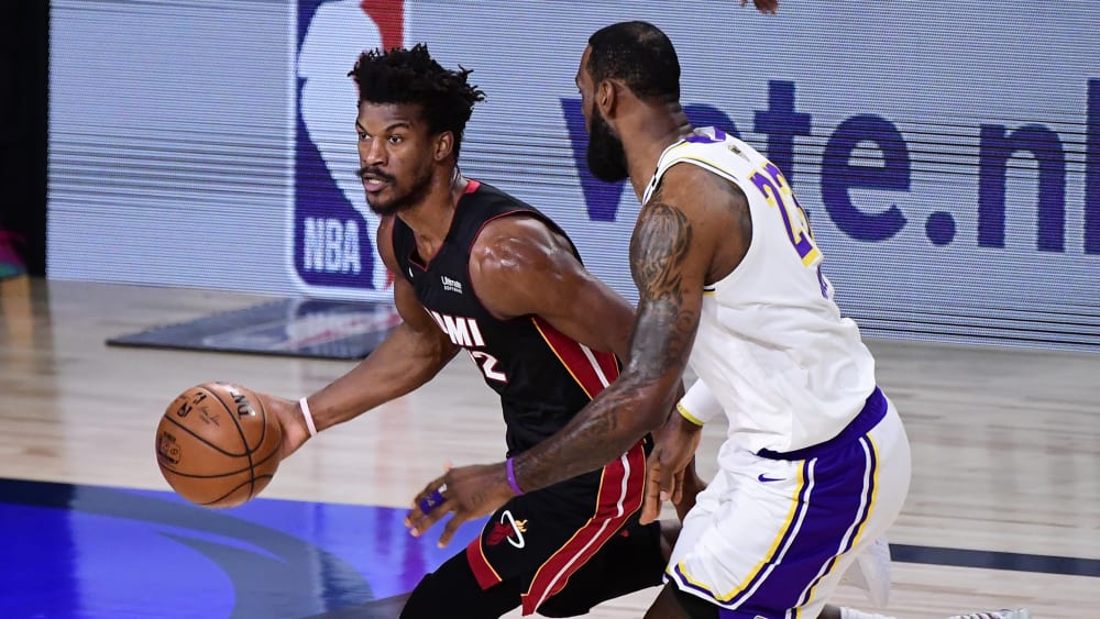 Vorangehen ist eine Spezialität: Jimmy Butler zieht an LeBron James vorbei.
