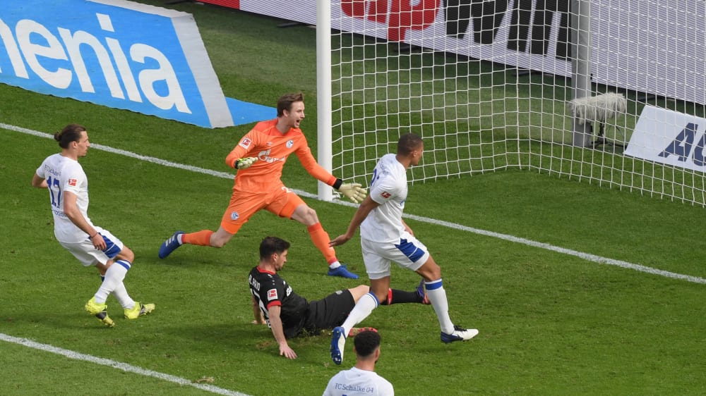 Die Führung für Leverkusen: Alario trifft zum 1:0.