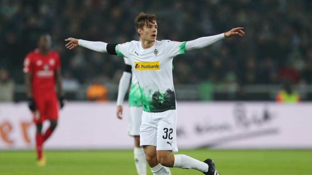 Der geht rein: Florian Neuhaus schaut bei seinem Traumtor zum 3:1 dem Ball hinterher.