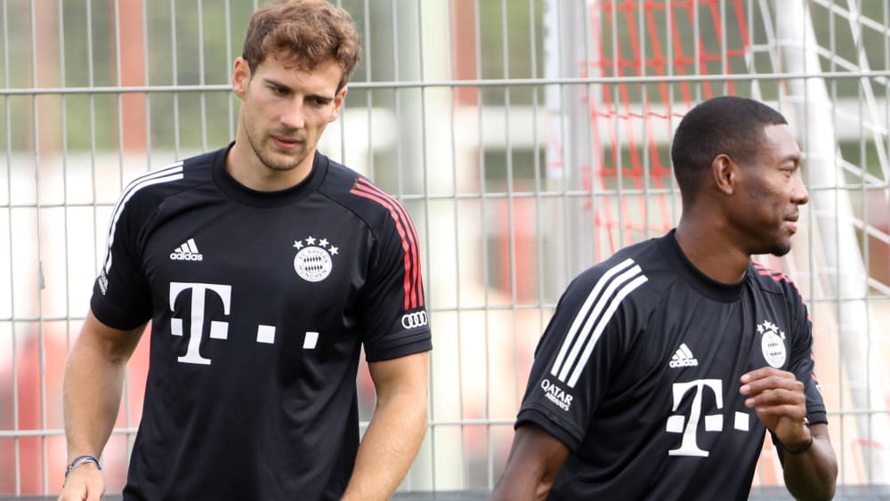 "Möglichst schnell": Leon Goretzka (l.) hofft, dass der Poker um David Alabas Zukunft bald beendet ist.