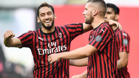 Hakan Calhanoglu (links) und Ante Rebic freuen sich über den Sieg der AC Milan.