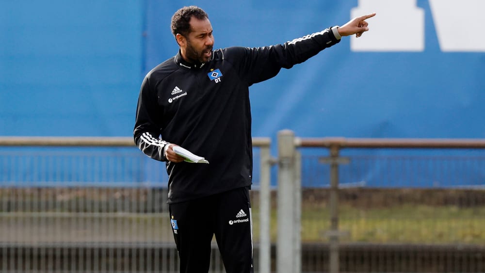 Er gibt die Marschrichtung für den Montagabend vor: HSV-Coach Daniel Thioune.