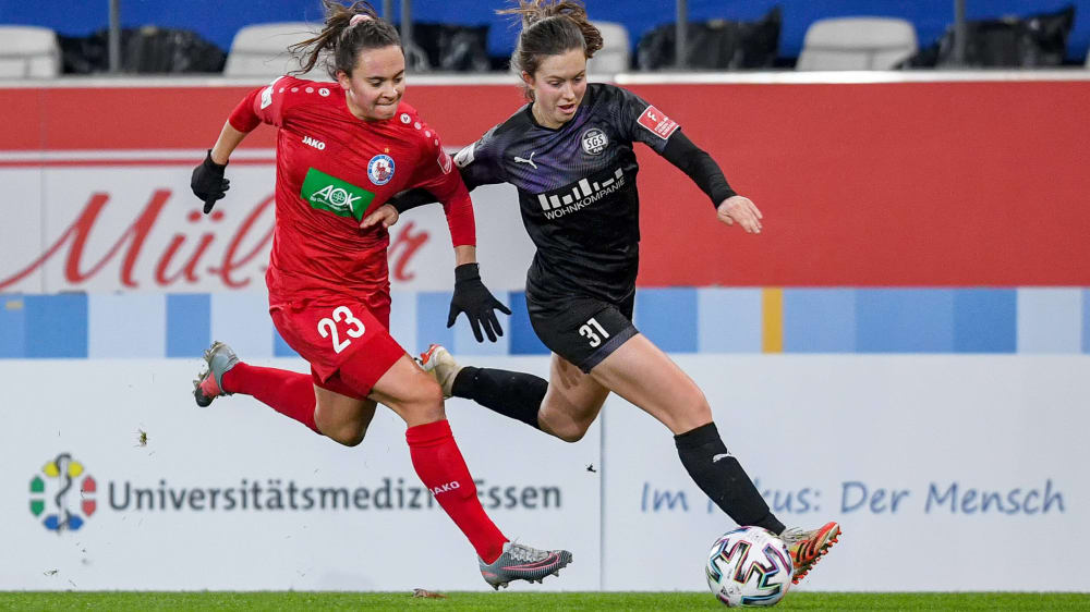 Im Gleichschritt: Potsdams Meaghan Nally im Duell mit Jana Feldkamp (r.).