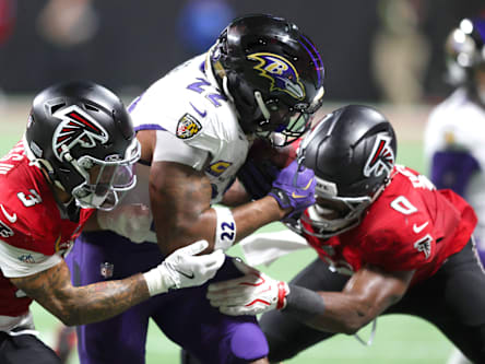 Derrick Henry wird von den Falcons getackled