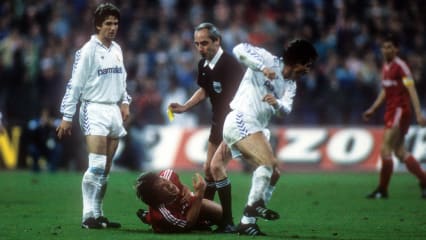 Schmerzhaft getroffen: Lothar Matthäus nach der Attacke von Juanito.