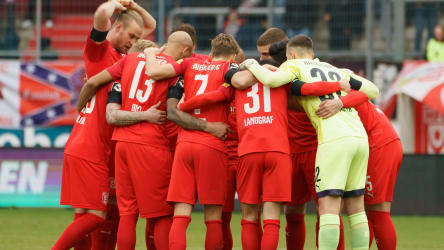 Die Spieler des HFC vor dem Anpfiff einer Partie