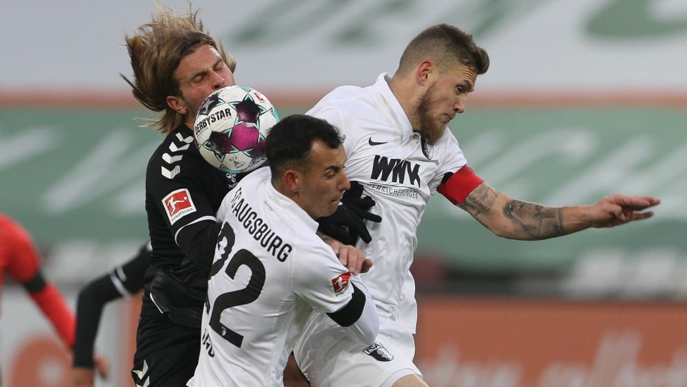 Offener Schlagabtausch: Der SC Freiburg um Lucas Höler (li.) sah bis in die Schlussphase hinein wie der Sieger aus, doch wieder schlug Augsburg spät zu.