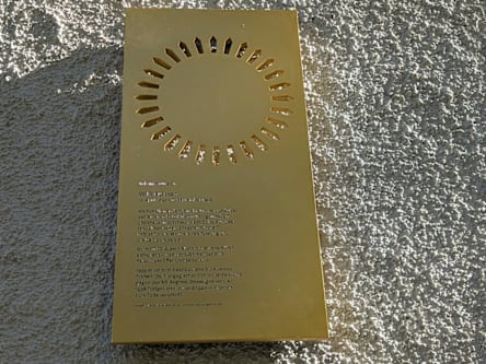 Die Gedenktafel zu Ehren von Willi Buisson