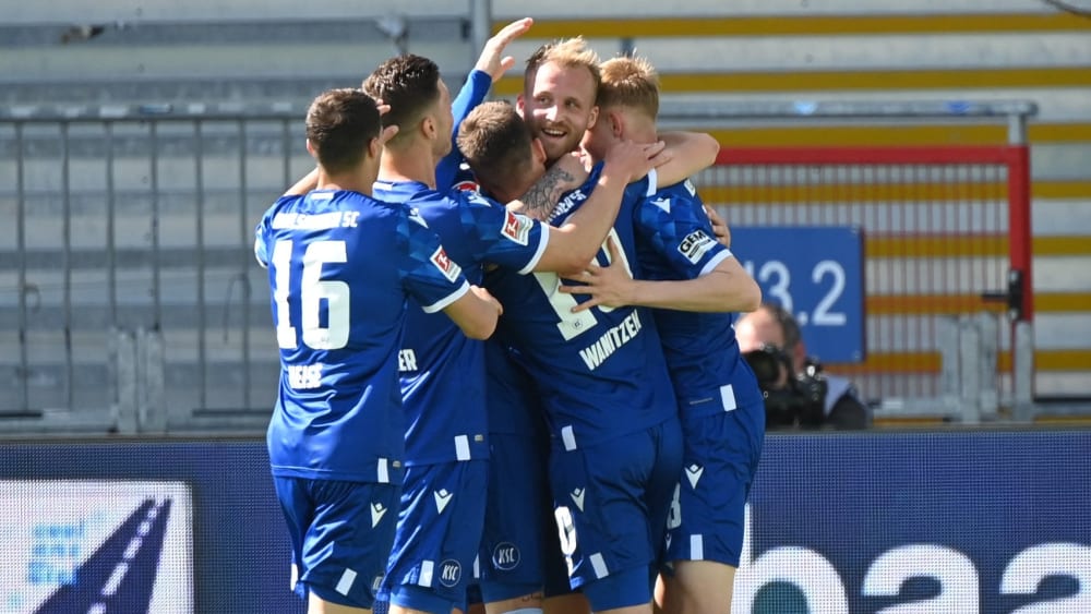 Matchwinner: Philipp Hofmann erzielte zwei Treffer und wird von seinen Kollegen geherzt.