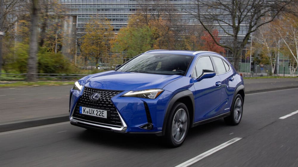 Lexus UX 300e: Die aerodynamischen Klappen im unteren Lufteinlass öffnen und schließen in Abhängigkeit vom Batteriezustand. Das verbessert die Aerodynamik.