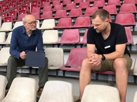 Tribünengespräch: kicker-Redakteur Michael Ebert mit Bo Svensson.