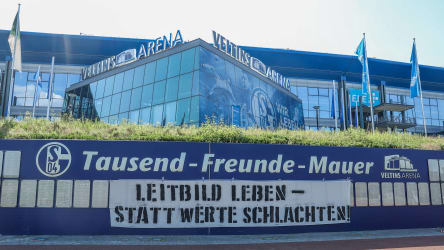 Banner an der Veltins-Arena auf Schalke