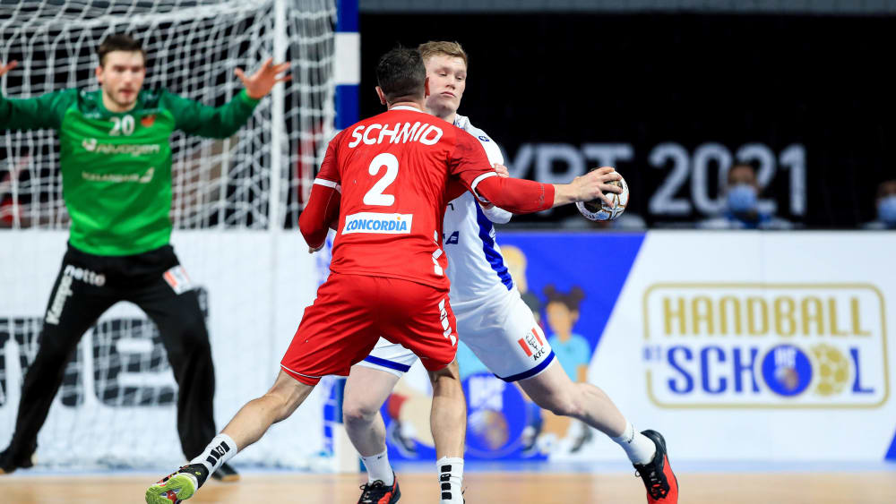Aus dem Weg: Andy Schmid im Duell mit Ymir Orn Gislason.