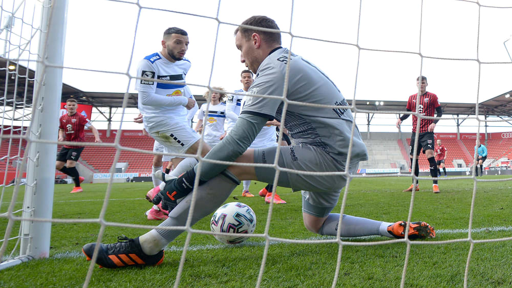 Drin oder nicht drin? Ingolstadts Elva trifft zum 1:0 gegen Mannheims Torwart Timo Köngismann.