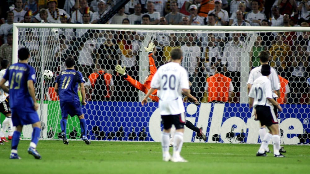 Jens Lehmann kann den Schuss von Fabio Grosso nicht parieren.
