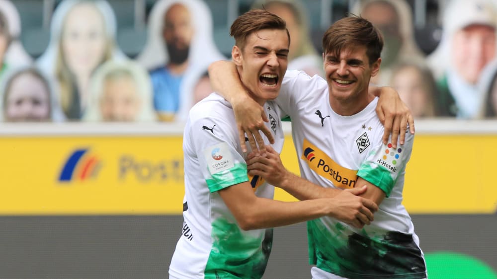 Freuten sich über einen Heimsieg zum Abschluss und die Champions-League-Qualifikation: Mönchengladbachs Florian Neuhaus und Torschütze Jonas Hofmann (r.).
