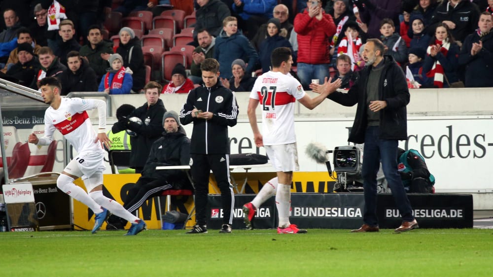 Stürmer raus, Innenverteidiger rein: Pellegrino Matarazzo bei der Auswechslung von Torschütze Mario Gomez.