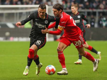 Heißes Duell: Filip Kostic gegen Berlins Christopher Trimmel (re.).