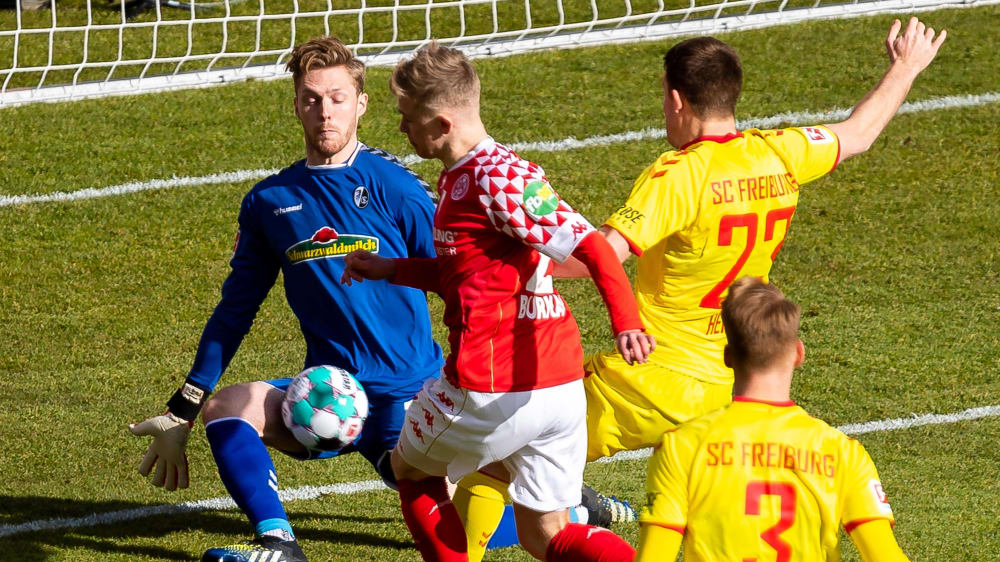 Chance zur frühen Führung: FSV-Angreifer Jonathan Burkhardt scheitert an Mainz-Leihgabe Florian Müller.