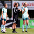 Die Ausbildung nimmt Fahrt auf: Marie-Louise Eta, hier im Juni im Kreis der deutschen U-15-Juniorinnen.