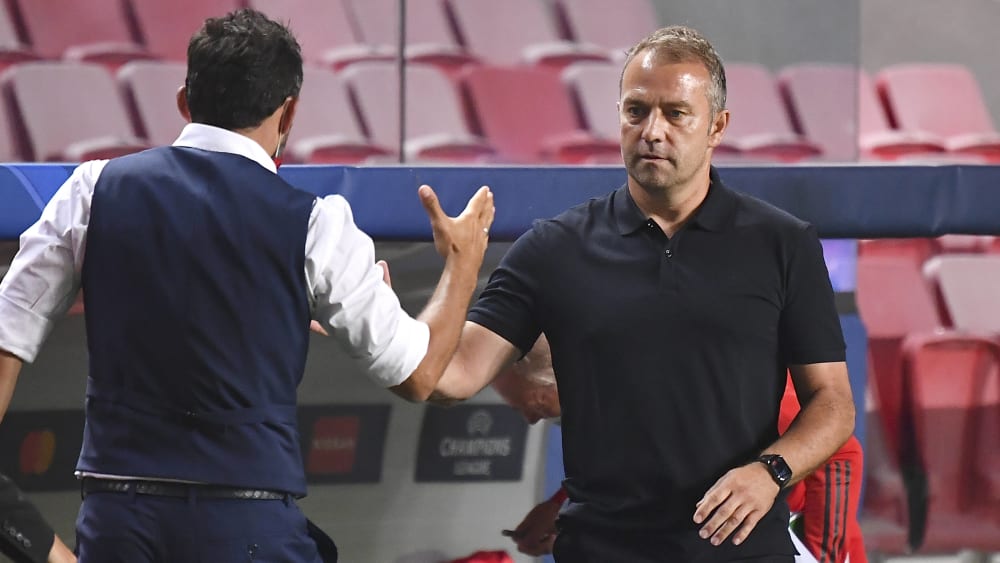 Bayern-Sportvorstand Hasan Salihamidzic (links) klatscht mit Erfolgstrainer Hansi Flick ab.