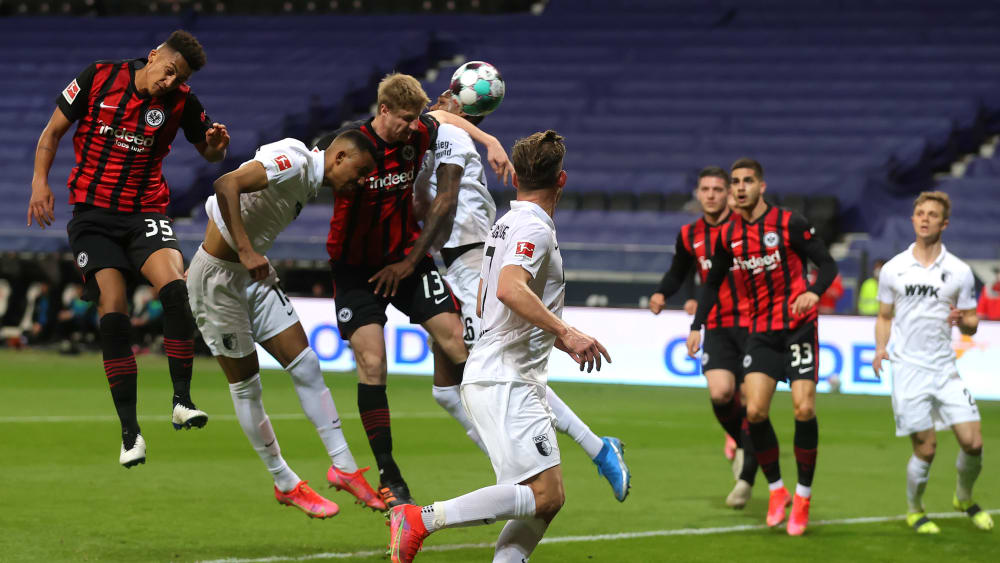 Volle Kraft voraus: Martin Hinteregger (3.v.li.) köpft zum 1:0 ein.