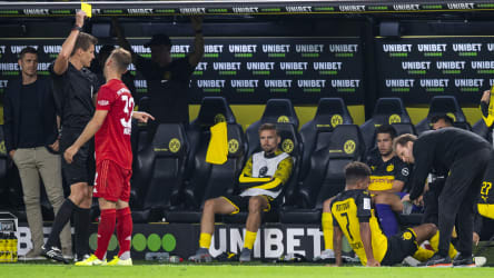 Joshua Kimmich sieht nach seinem Tritt gegen Jadon Sancho (r.) Gelb