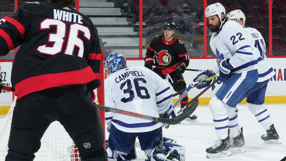 Erstes NHL-Tor per "Dropshot": Tim Stützle (M.) sieht seinem Schuss zum 2:3 für Ottawa hinterher.