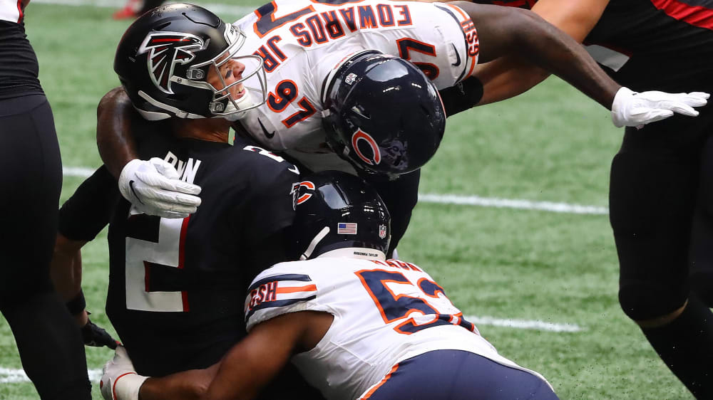 Matt Ryan wird von Verteidigern der Chicago Bears in die Mangel genommen.