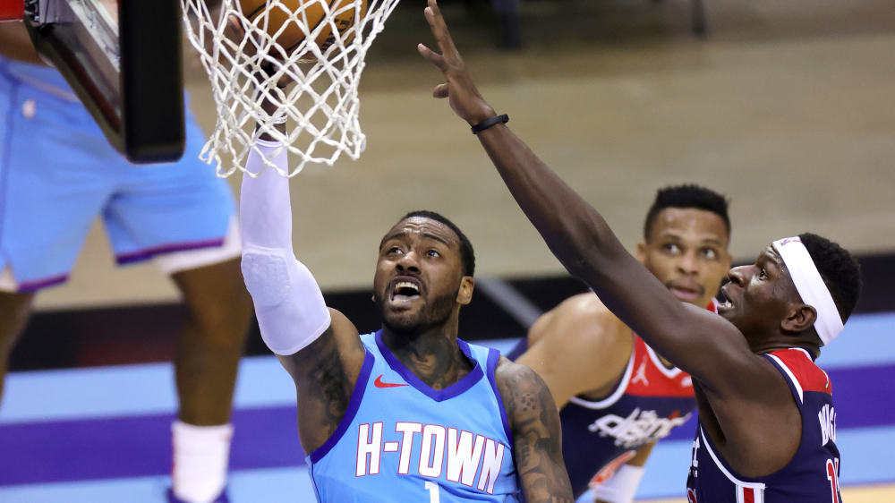 Vergeblich versucht Isaac Bonga (re.) ein Korb der Houston Rockets zu verhindern.