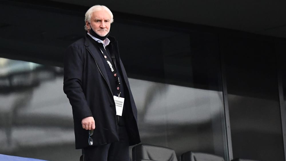 Noch relativ gelassen: Leverkusens Sport-Geschäftsführer Rudi Völler.