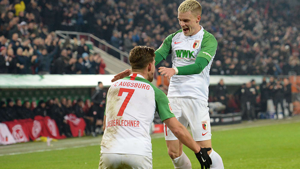Glückliche Augsburger nach dem 1:0-Treffer: Antreiber Florian Niederlechner und Torschütze Philipp Max.