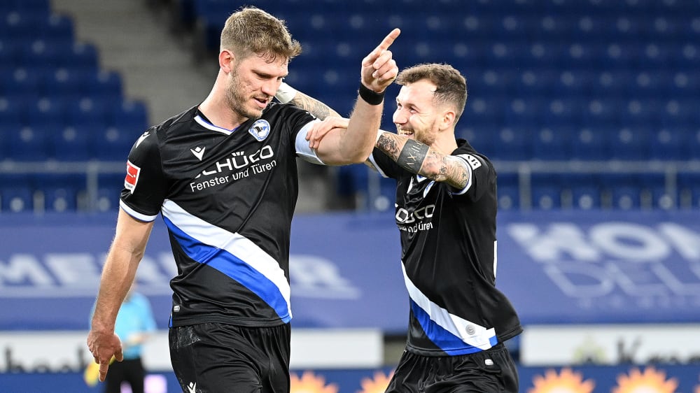Erzielte das wichtige 1:0 - und "gefährdete" später den Bielefelder Sieg: Fabian Klos (l.).