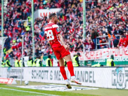 Kaiserslauterns Mike Wunderlich bejubelt den Treffer zum 3:0.