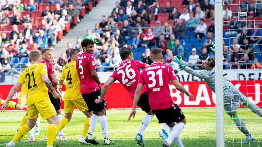 Das 1:0 für die Arminia: Fabian Klos (verdeckt) überwindet Ron-Robert Zieler per Kopf.