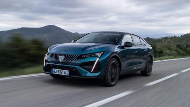 Peugeot 408: Aus dem Gesicht leuchten die markentypischen Tagfahrleuchten im Säbelzahn-Look, das Topmodell "GT" bekommt Matrix-LEDs.